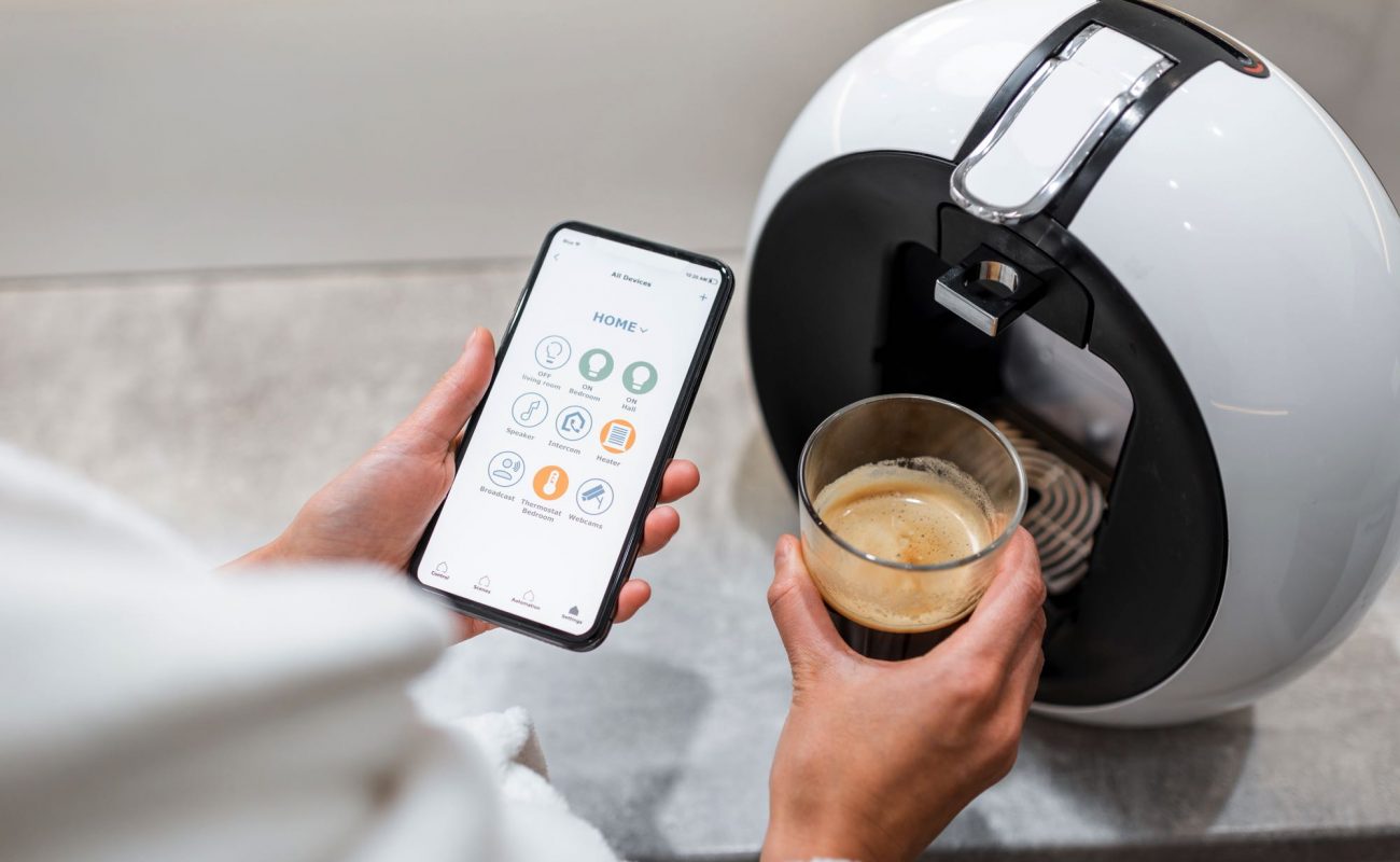 cotrolling-coffe-machine-with-a-smart-phone-XEXBWNJ.jpg
